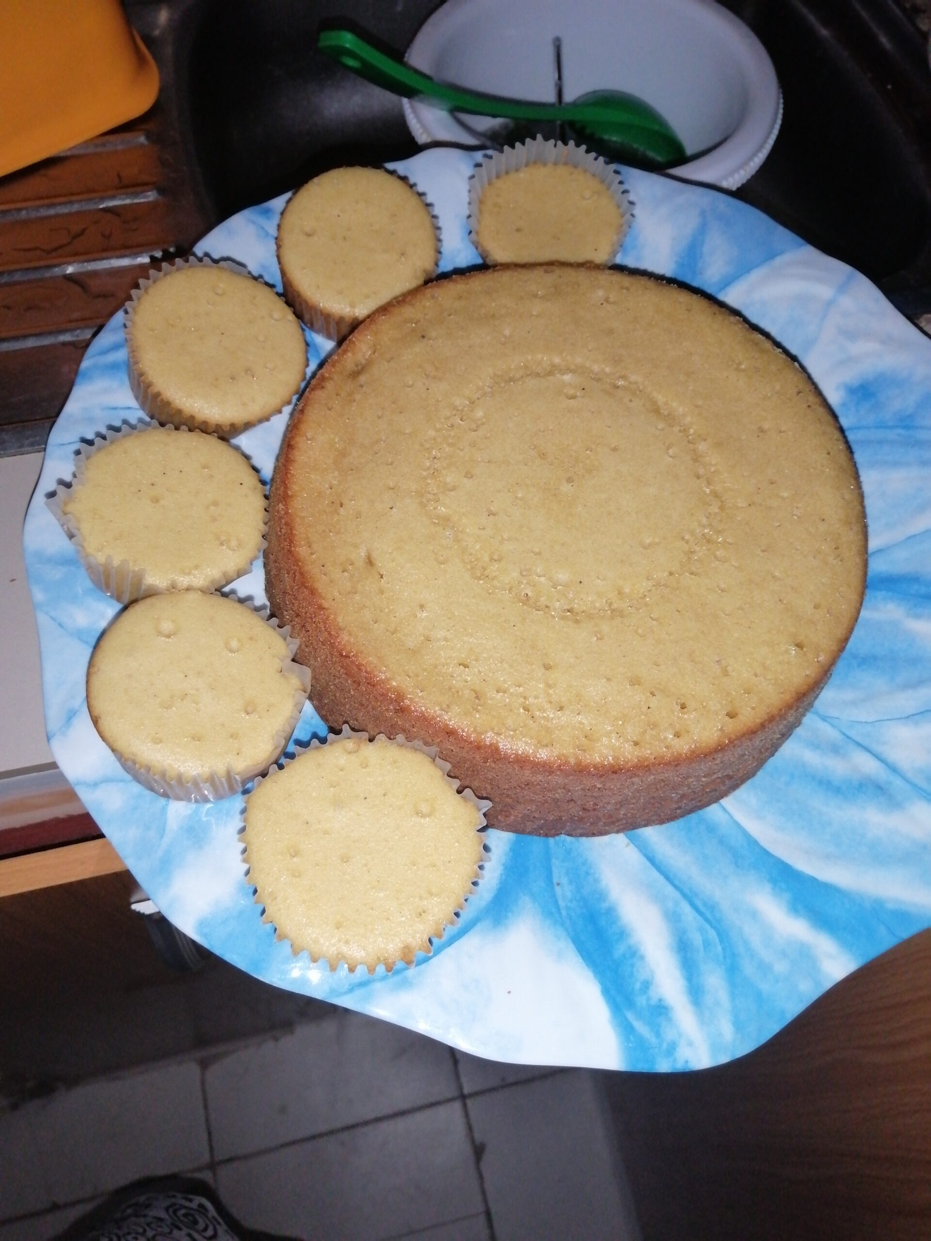 8 Inch Round Vanilla Cake